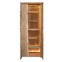 Vitrina en madera de acacia de la colección NATURA EDGE con luces led iluminando el interior