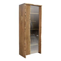 Vitrina en madera de acacia de la colección NATURA EDGE ladeada con una puerta de cristal